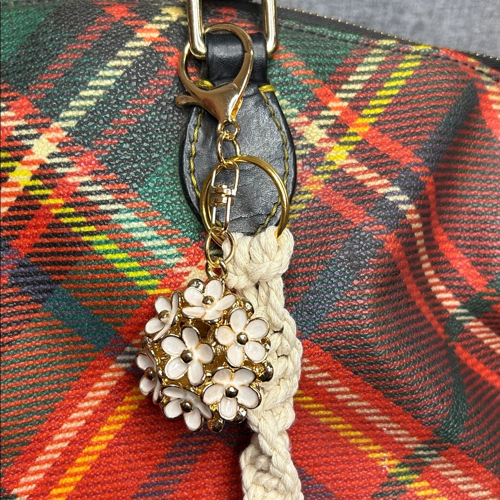 Handmade Macrame Gold Daisy Key Chain - Picture 3 of 9